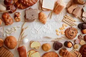 مشاهده انواع نان و شیرینی تازه و بسته‌بندی‌شده در فروشگاه
